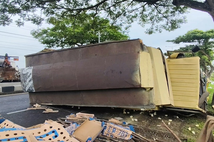 AMBYAR: Petugas mengevakuasi truk nyungsep di JLS Pati pada Rabu (03/12).