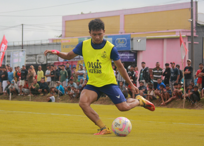 LATIHAN: Salah satu pemain Persijap Jepara saat berlatih baru-baru ini.