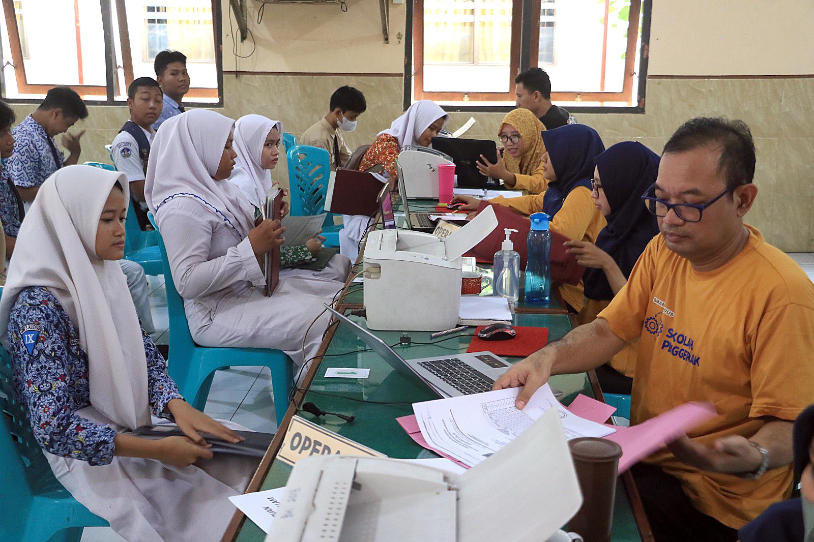 DAFTAR SEKOLAH: Peserta didik sibuk melakukan verifikasi dokumen saat PPDB tahun lalu.  &nbsp;