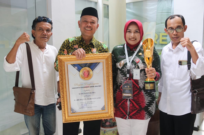 APRESIASI: Wakil Bupati Blora Tri Yuli Setyowati (dua dari kanan) dan Kepala Bappeda Blora A Mahbub Djunaidi (dua dari kiri) mewakili Bupati Blora Arief Rohman menerima penghargaan IGA.