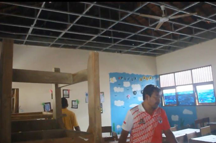 MIRIS: Kondisi plafon SMPN 2 Tunjungan, Blora yang ambrol.