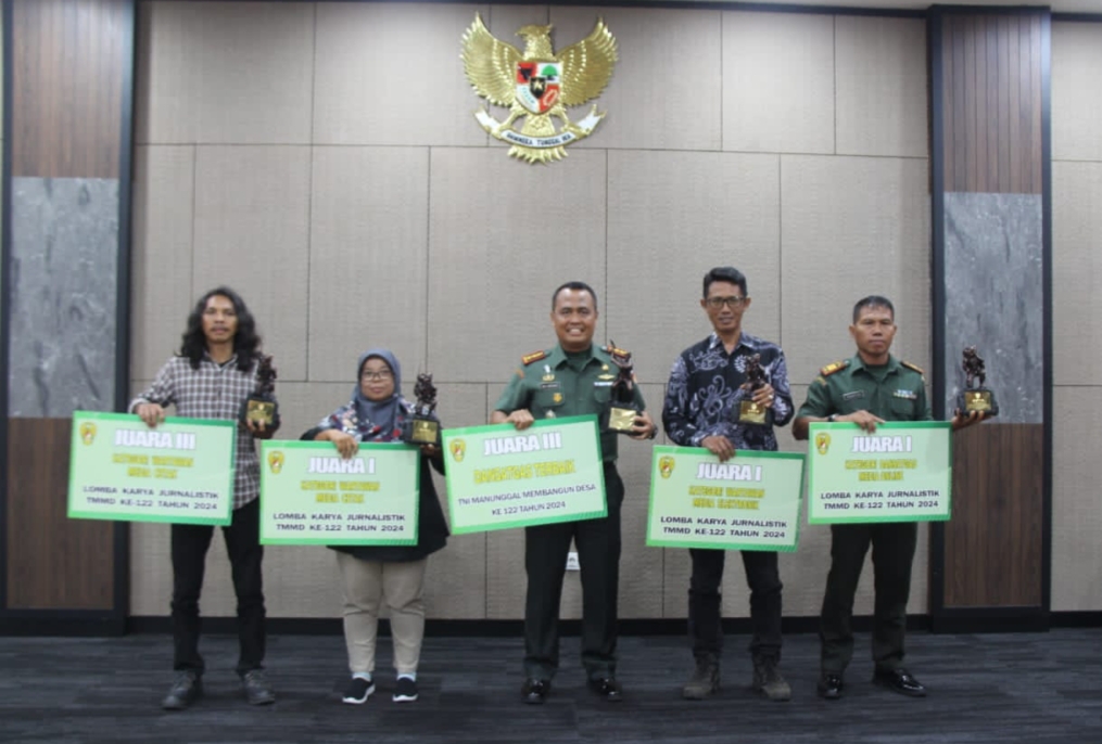 APRESIASI: Komandan Kodim 0721/Blora Letkol Czi Yuli Hartanto (tengah) saat menunjukkan penghargaan lomba karya jurnalistik.