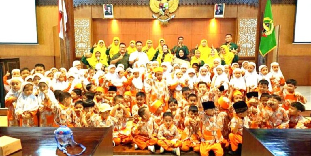 ANTUSIAS: Siswa dari Taman Kanak-Kanak Islam Terpadu (TKIP) saat foto bersama usai mengunjungi kantor DPRD Kabupaten Blora.