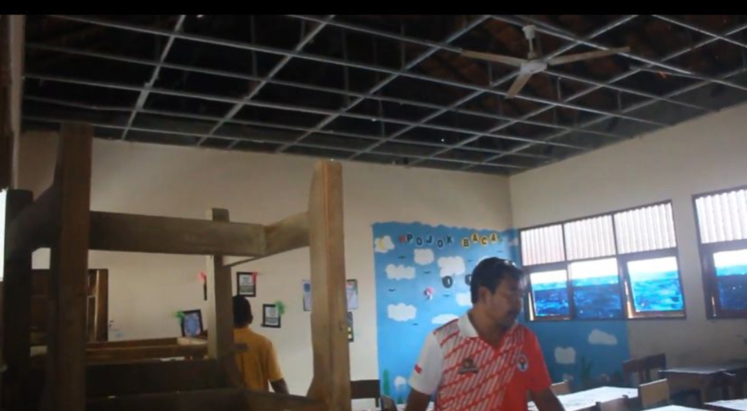 AMBROL: Plafon salah satu kelas di SMPN 2 Tunjungan ambrol pada Jumat (6/12).