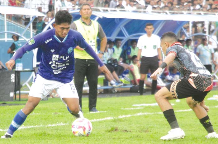 PERFORMA MEMBLE: Pemain sayap kanan Persiku Jehan Pahlevi (kiri) berusaha mengecoh pemain Persipa saat laga di Stadion Wergu Wetan, Minggu (8/12).