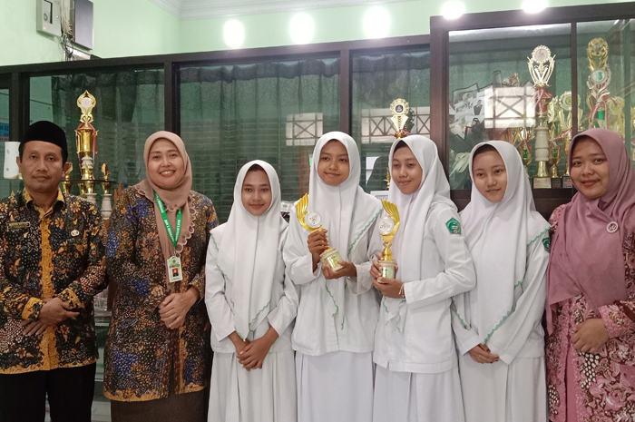 GO INTERNASIONAL: Kepala MAN 2 Rembang Suhadak berfoto bersama siswi Virmania Priandini dan Faizatul Ulya, setelah tampil dalam event Youth Educational Friendship Festival 2024.