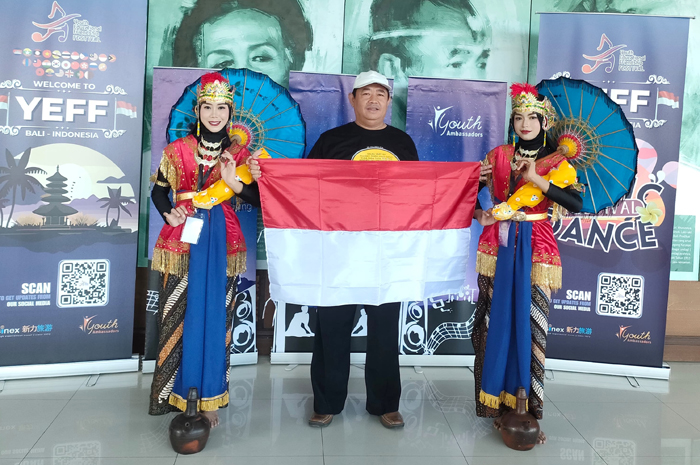 BERPRESTASI: Para guru MAN 2 Rembang berfoto bersama para siswa berprestasi.