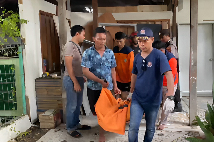 EVAKUASI: Petugas BPBD Rembang mengevakuasi korban tenggelam di Embung Ngadem, Minggu (8/12).