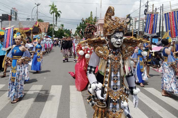 MERIAH: Penampilan salah satu rombongan peserta kirab budaya menyambut Hari Jari ke-275 Blora kemarin.
