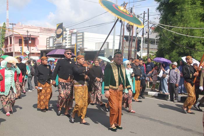Bupati Blora Arief Rohman berjalan mengikuti kirab.