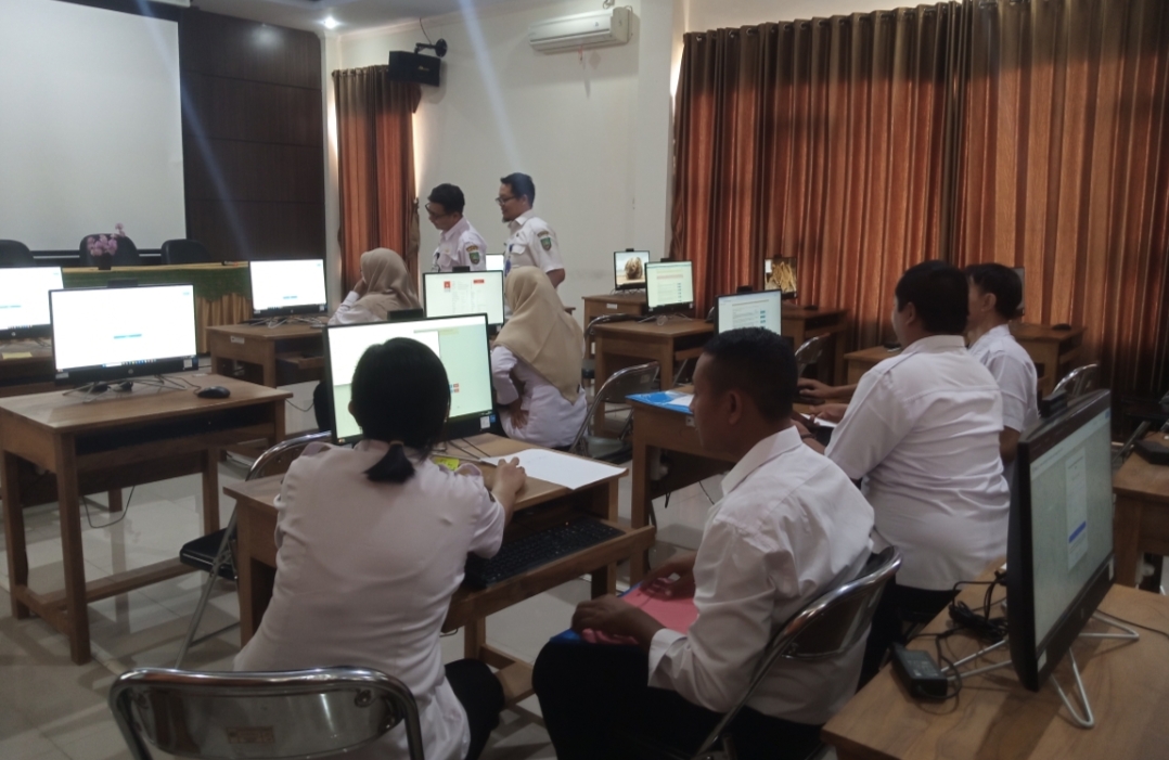 BANTU: Para peserta yang hendak mengikuti tes CPNS saat didampingi pegawai Badan Kepegawaian Daerah (BKD) kala proses pendaftaran. 