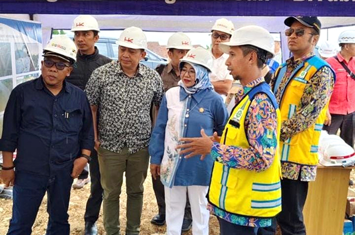 PANTAU PROYEK: DPRD Jateng memantau progres normalisasi alur sungai dan peninggian tanggul Sungai Wulan, belum lama ini.