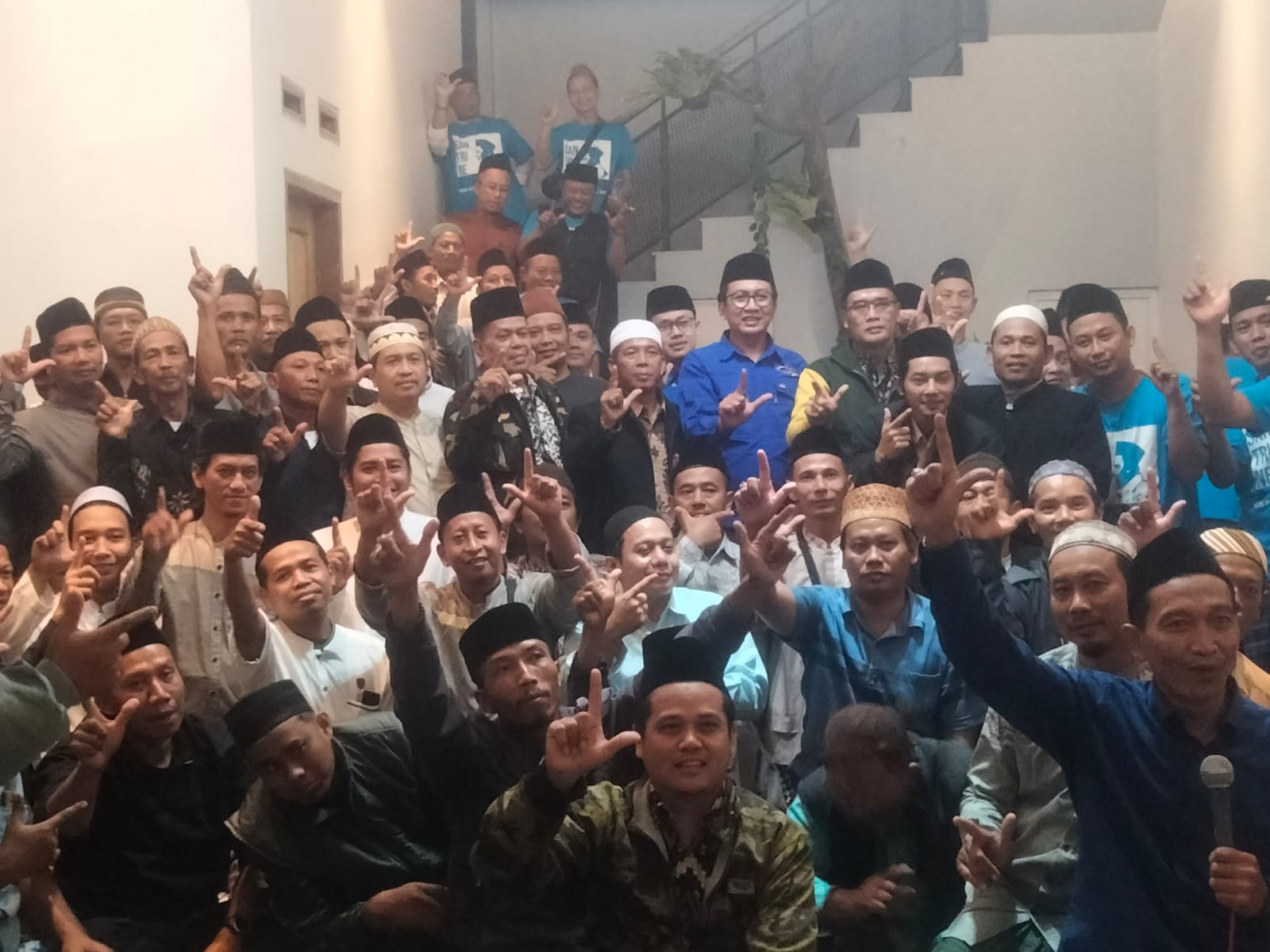 BERSUKUKUR: Taj Yasin atau akrab disapa Gus Yasin memimpin tasyakuran melalui zoom meeting tadi malam (8/12)