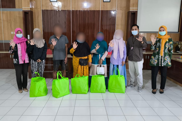 PEDULI: Sejumlah pasien TBC di Pati mendapat bantuan makanan bergizi dari Baznas Kabupaten Pati.