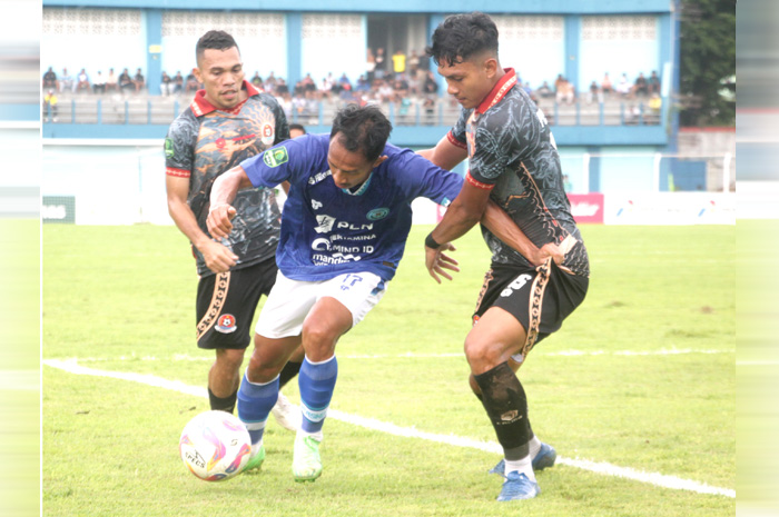 REBUT BOLA: Stiker Persiku Rony Maza berusaha mengamankan bola dari sergapan pemain Persipa Pati di Stadion wergu Kudus kemarin.