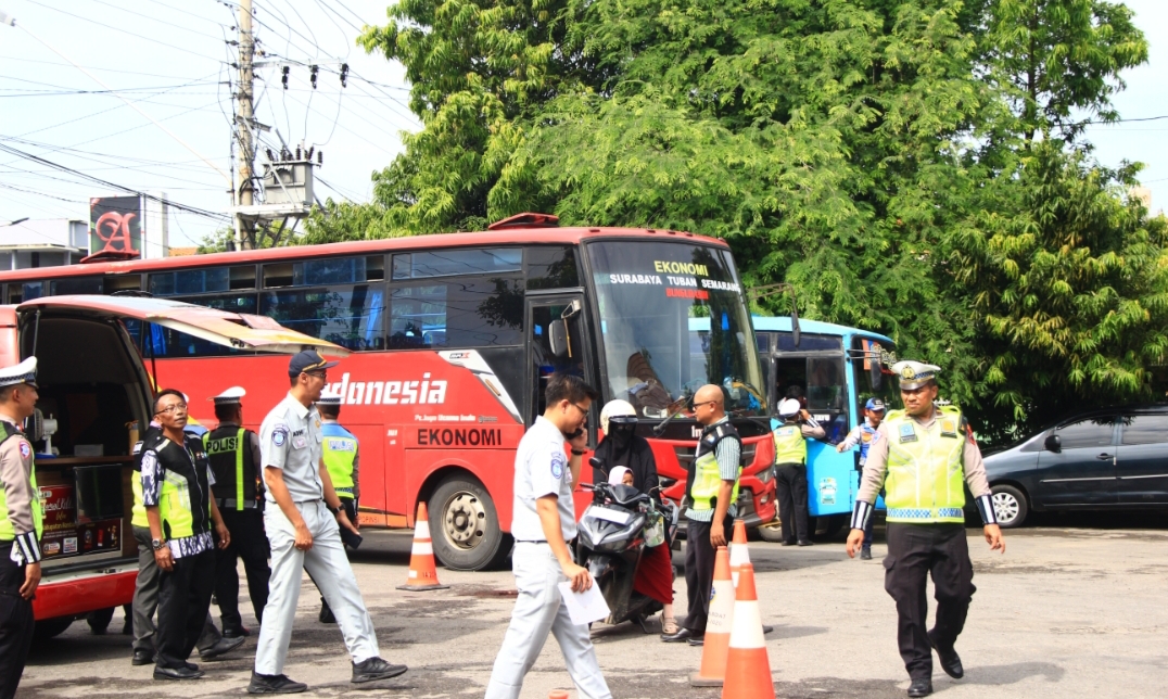DIPERIKSA: Petugas melakukan rampcheck di terminal type C Rembang dalam rangka persiapan Nataru pada Selasa (10/12).