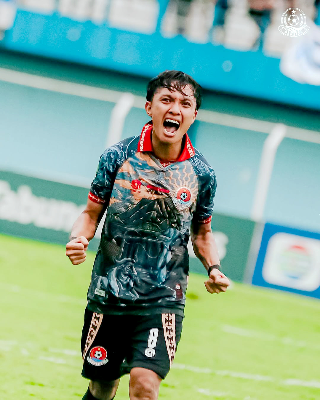 HOKI: Pemain Persipa Pati saat berduel melawan pemain Persiku Kudus belum lama ini.