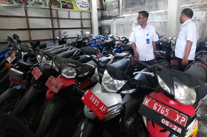 BESI TUA: Dinas Perhubungan (Dishub) Grobogan saat melakukan pengecekan kendaraan lelang yang tersimpan di Gudang BPPKAD.