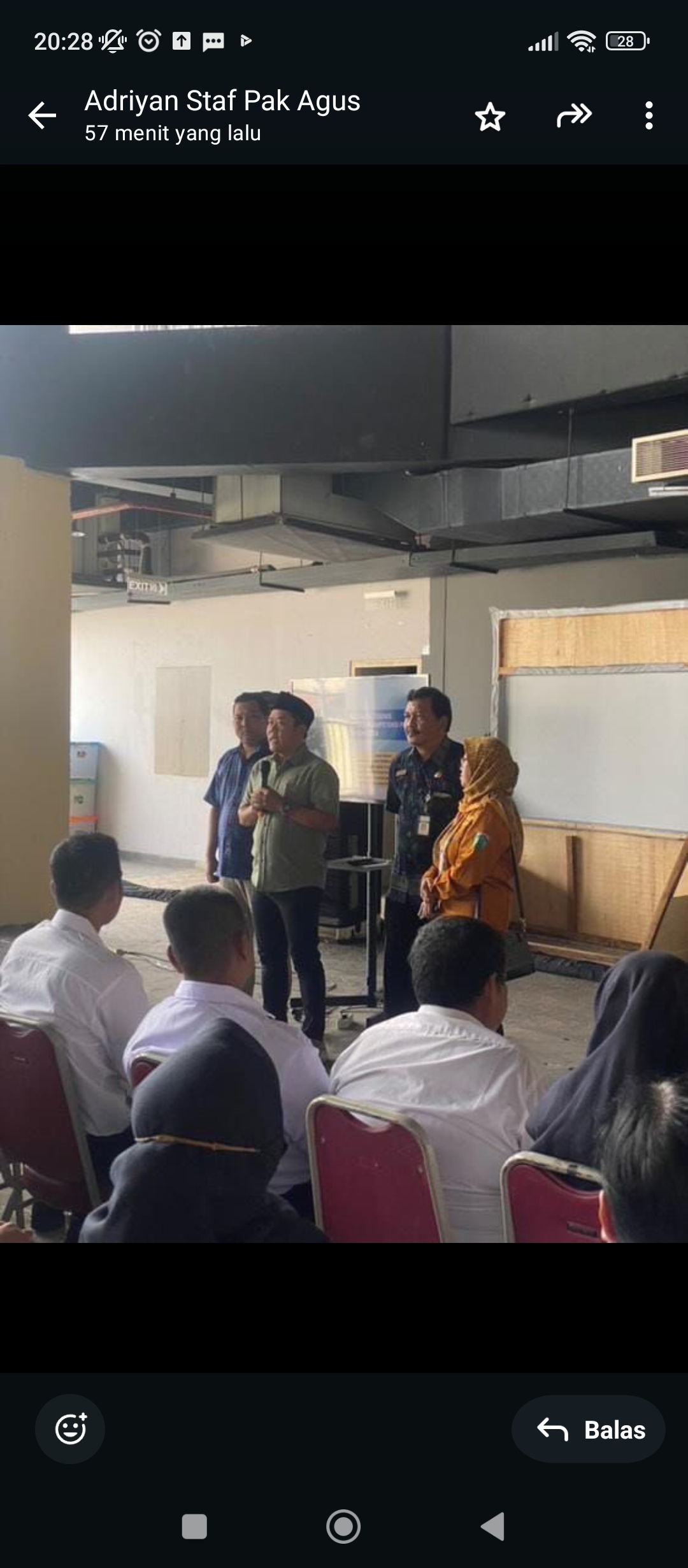 SEMANGAT: Ketua DPRD Jepara Agus Sutisna memberikan motivasi kepada peserta tes PPPK.