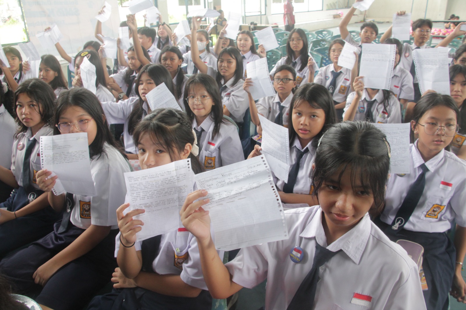 SURATI PRESIDEN: Ratusan pelajar dari SMPK menulis surat kepada Presiden RI Prabowo Subianto dalam rangka hari antikorupsi sedunia.