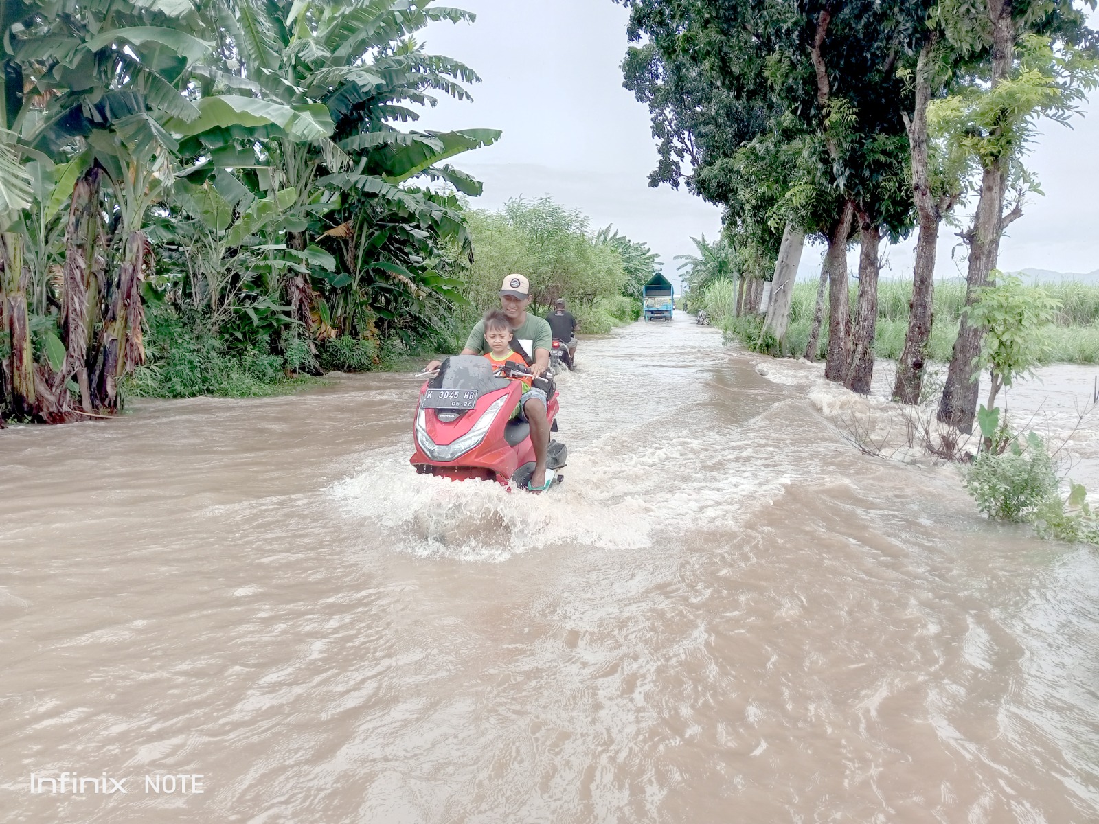 RISIKO BENCANA: Banjir bandang akibat luapan sungai pekan kemarin menyebabkan kemacetan di ruas Jalan Raya Pati &ndash; Tayu.