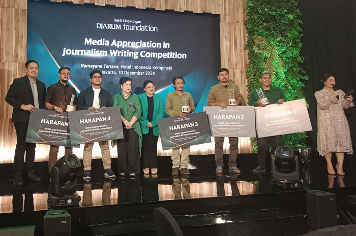 APRESIASI: Waratawan Jawa Pos Kudus Galih Erlambang W (kiri kedua) memperoleh apresiasi jurnalistik Harapan 2 dari BLDF.&nbsp;