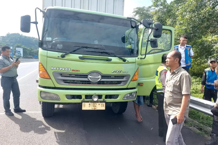Tim inafis Polres Semarang saat lakukan olah TKP temuan sopir truk expedisi di tol Semarang-Solo KM 428.600 Jalur B.