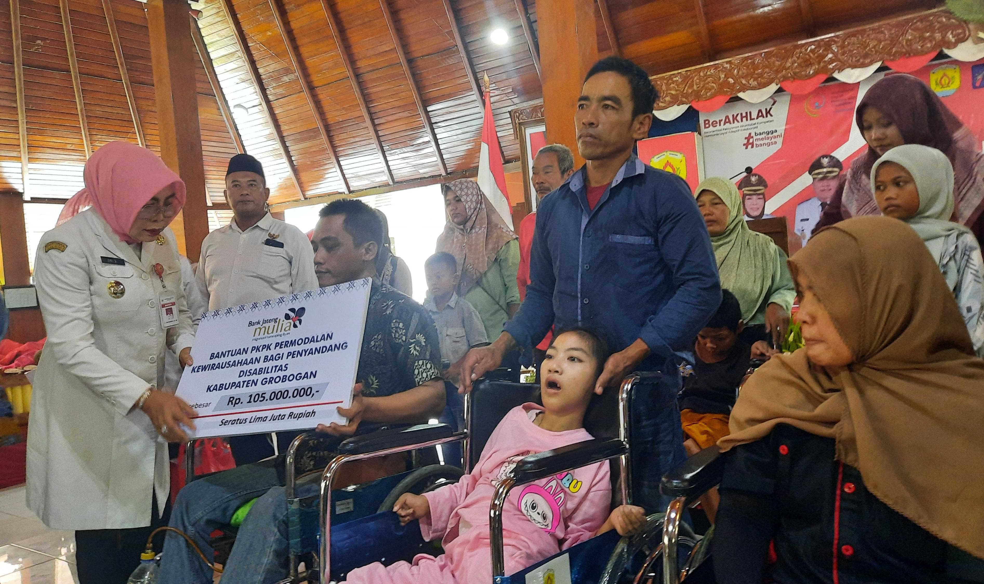 MENYERAHKAN: Bupati Grobogan Sri Sumarni saat menyerahkan bantuan alat dan sembako bagi penyandang disabilitas di Pendapa Grobogan.