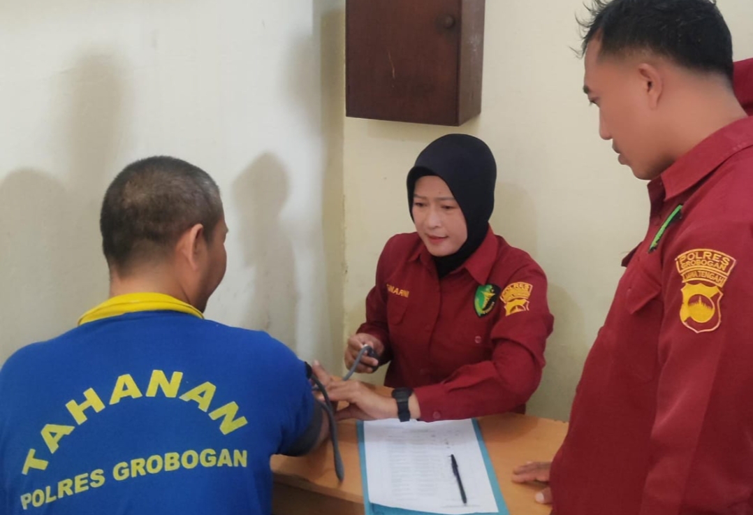 CEK KESEHATAN: Dokkes Polres Grobogan melakukan pemeriksaan kesehatan kepada tahanan di Mapolres setempat, Rabu (11/12).