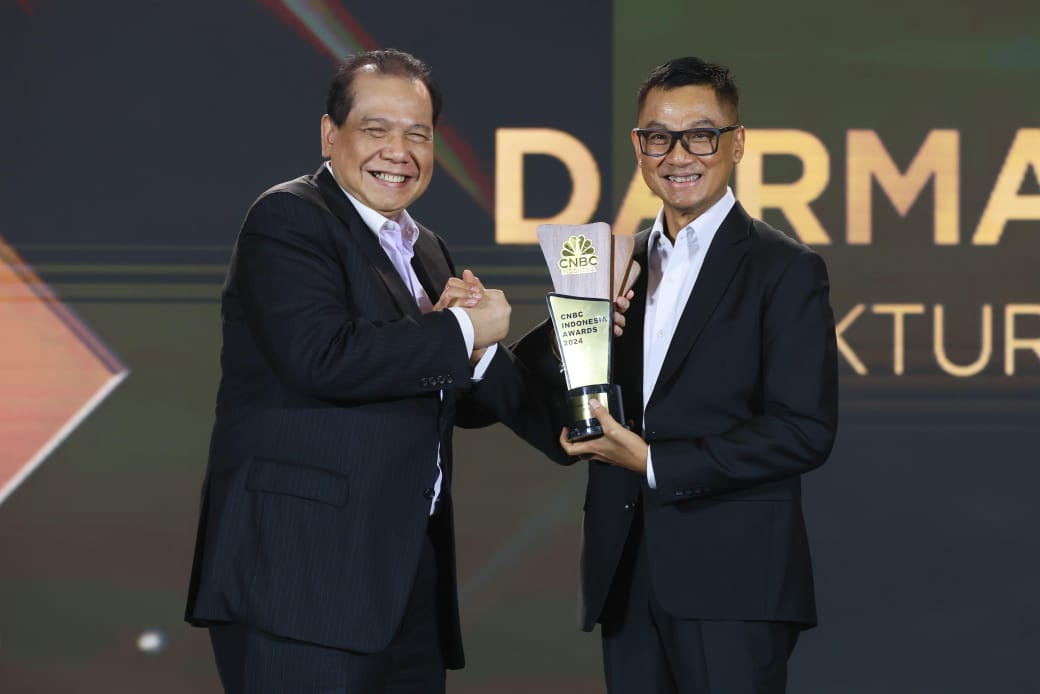 Direktur Utama PLN, Darmawan Prasodjo (kanan) kembali menerima penghargaan sebagai CEO of The Year dalam ajang CNBC Indonesia Awards 2024 untuk ketiga kalinya secara berturut-turut.