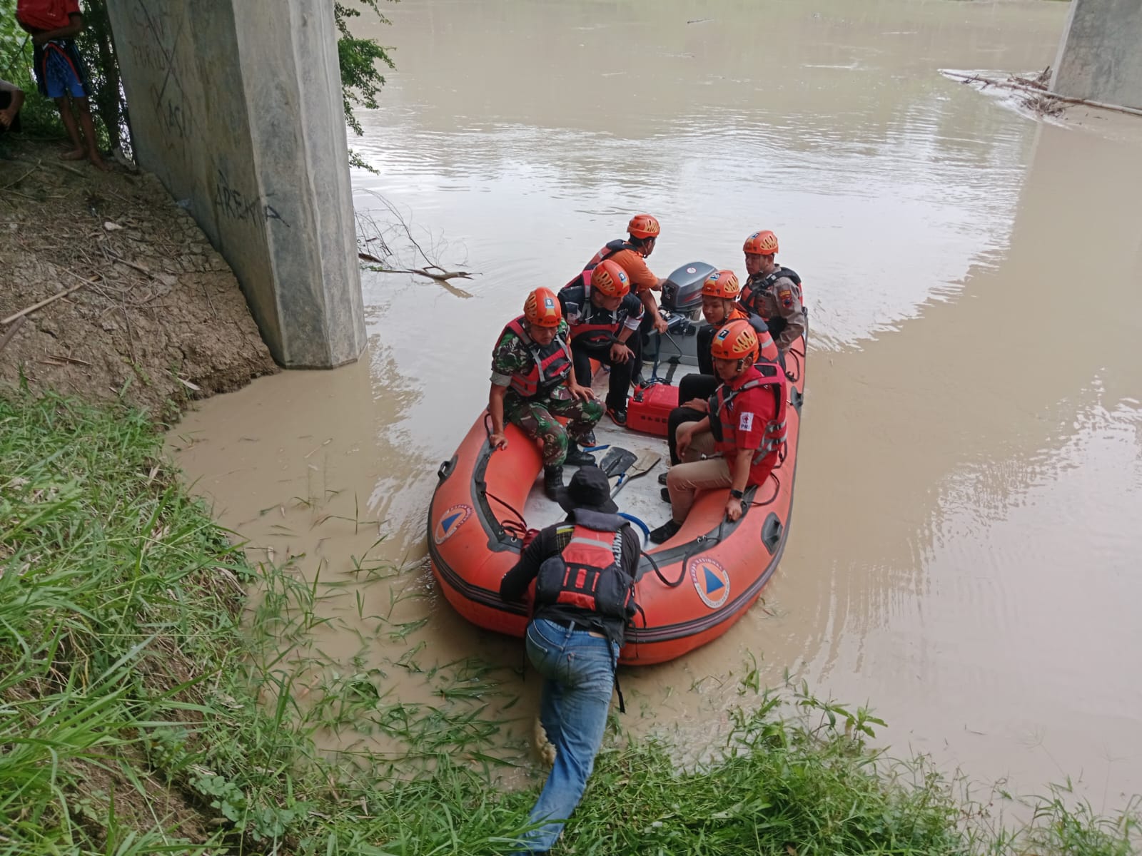 MASIH PENCARIAN: Petugas BPBD Grobogan melakukan pencarian korban tenggelam AR,warga Desa Tarub, Kecamatan Tawangharjo di sungai Lusi, kemarin.