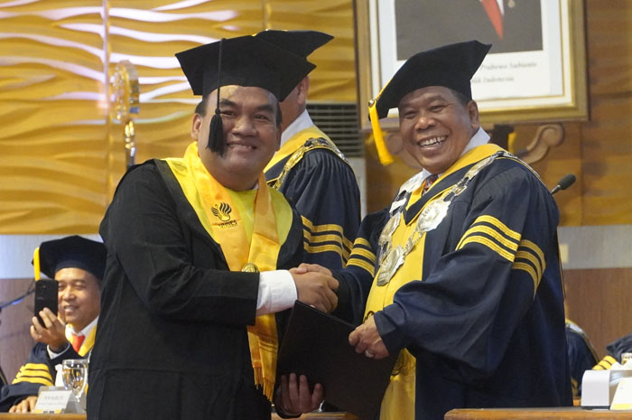 CUMLAUDE: Bupati Blora Arief Rohman (kiri) wisuda pascasarjana di Unnes kemarin.