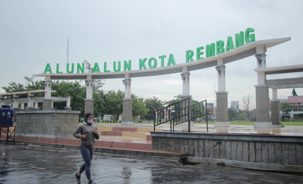 JOGING: Salah seorang warga saat berolahraga di Alun-Alun Rembang.