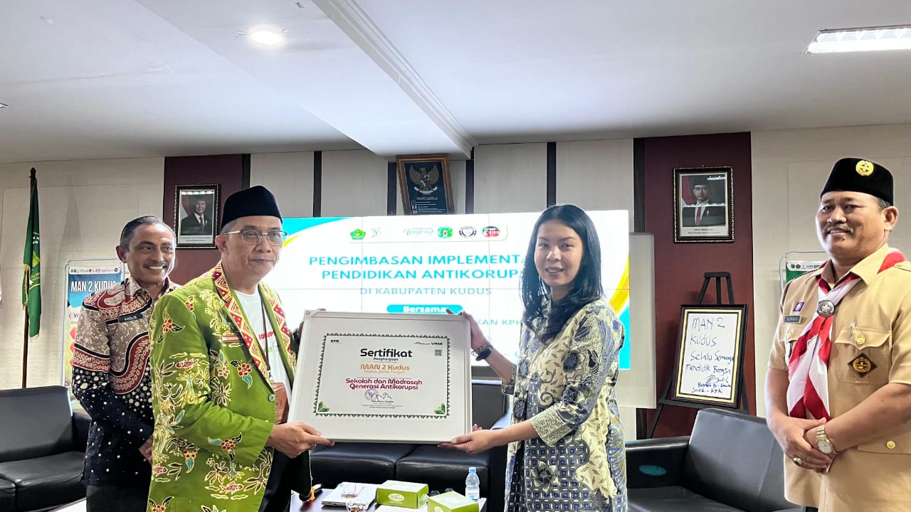 TERIMA PENGHARGAAN: MAN 2 Kudus menjadi satu satunya Madrasah Indonesia yang mendapatkan penghargaan tertinggi di ajang Anti-Corruption Academy dari Komisi Pemberantasan Korupsi (KPK) RI.