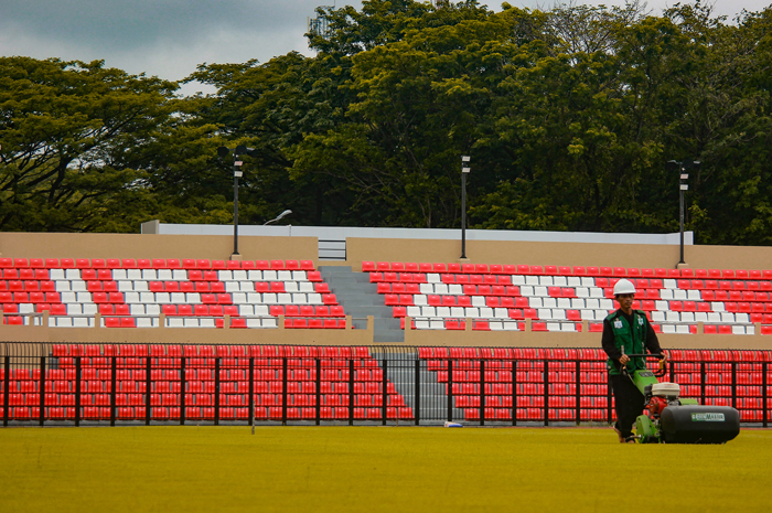DIKEBUT: Petugas meratakan permukaan area lapangan Stadion Gelora Bumi Kartini Jepara.