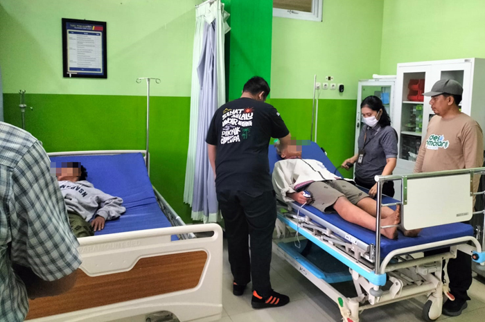 PERIKSA: Camat Batealit Muh Taufik kunjungi tiga bocah yang sebelumnya dikabarkan hilang di Puskesmas Batealit untuk jalani pemeriksaan.