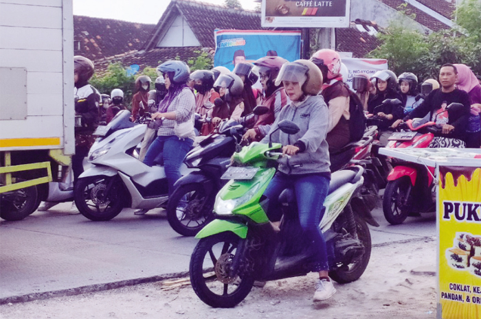 MACET: Karyawan pabrik sepatu terjebak macet di Jalan Clapangan Pamotan.