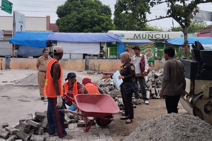 MONITORING: Tim Kejaksaan didampingi Dindagkop-UKM Rembang monitoring pekerjaan penataan lingkungan pasar Kragan beberapa waktu lalu.