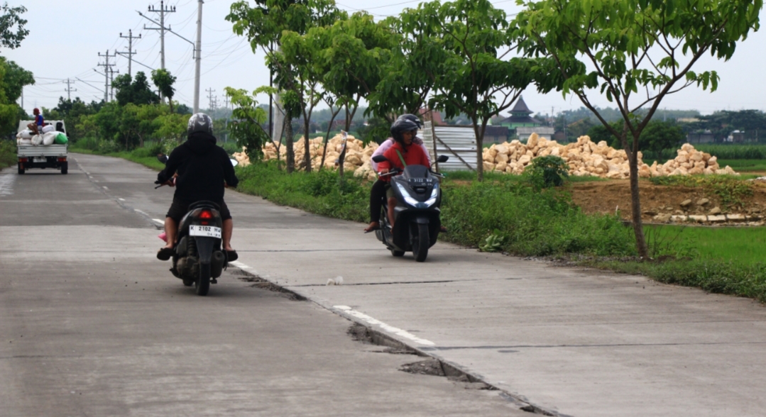 BAHAYA: Sejumlah lubang muncul di Jalan Lingkar Rembang bahayakan Pengendara.
