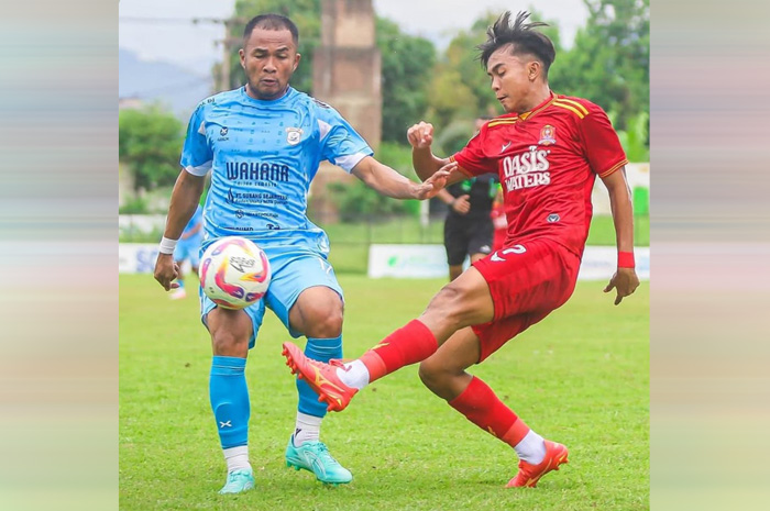 SENGIT: Penggawa Persijap Jepara Indra Arya berduel dengan penggawa Persikas Subang dalam lanjutan kompetisi Liga 2 musim 2024/2025 Sabtu (14/12) lalu.