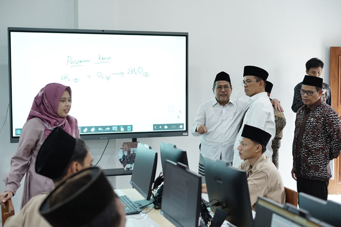 JADI PERCONTOHAN: KH Nasirul Mahasin, Kepala Kantor Kemenag Rembang, Moh Mukson menyambut para tamu undangan yang hadir dalam peresmian program MDL di MA Nurussalam Mubarok.