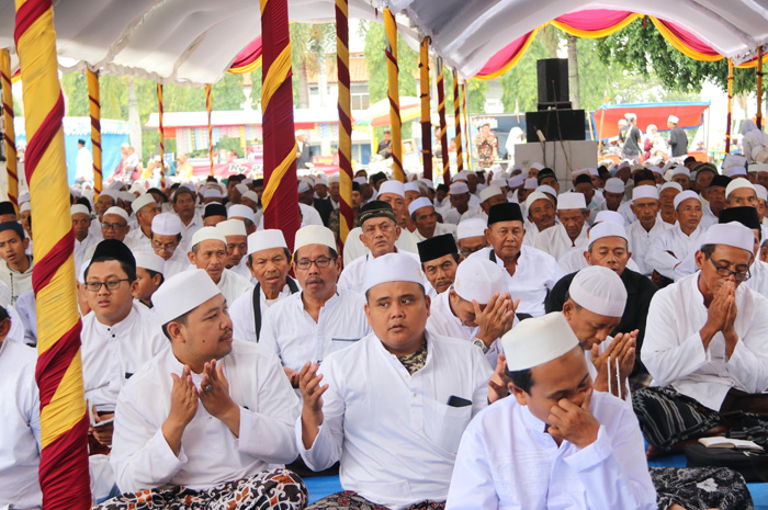 BERDOA BERSAMA: Masyarakat Blora lantunkan shalawat dan doa untuk para leluhur di Haul Akbar 2024, itu dalam rangkaian HUT Blora tahun ini.