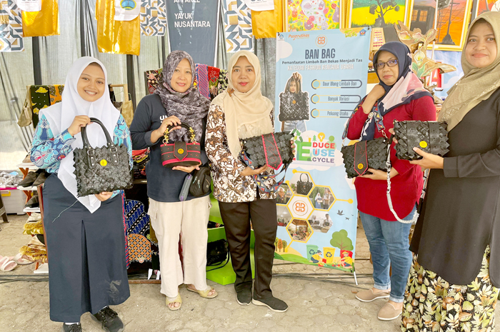 Guru-guru SMAN 1 Blora membeli Banbag