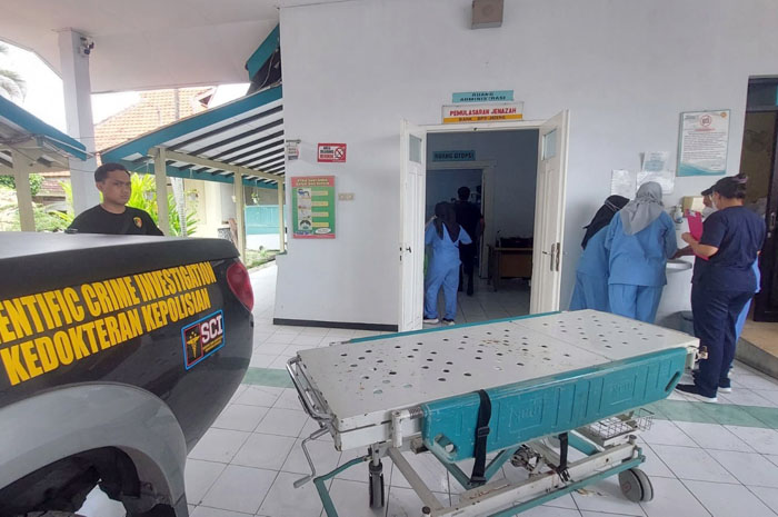 DIPERIKSA: Kepolisian dan tim medis di depan ruang otopsi RSUD RAA Soeowondo pada Selasa (17/12).