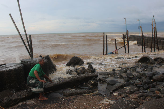 DIHANTAM OMBAK: Ketua RT 30, Desa Jambu, Kecamatan Mlonggo, Jepara, Mustaqim menunjukkan pemecah ombak dari beton yang telah rusak kemarin.