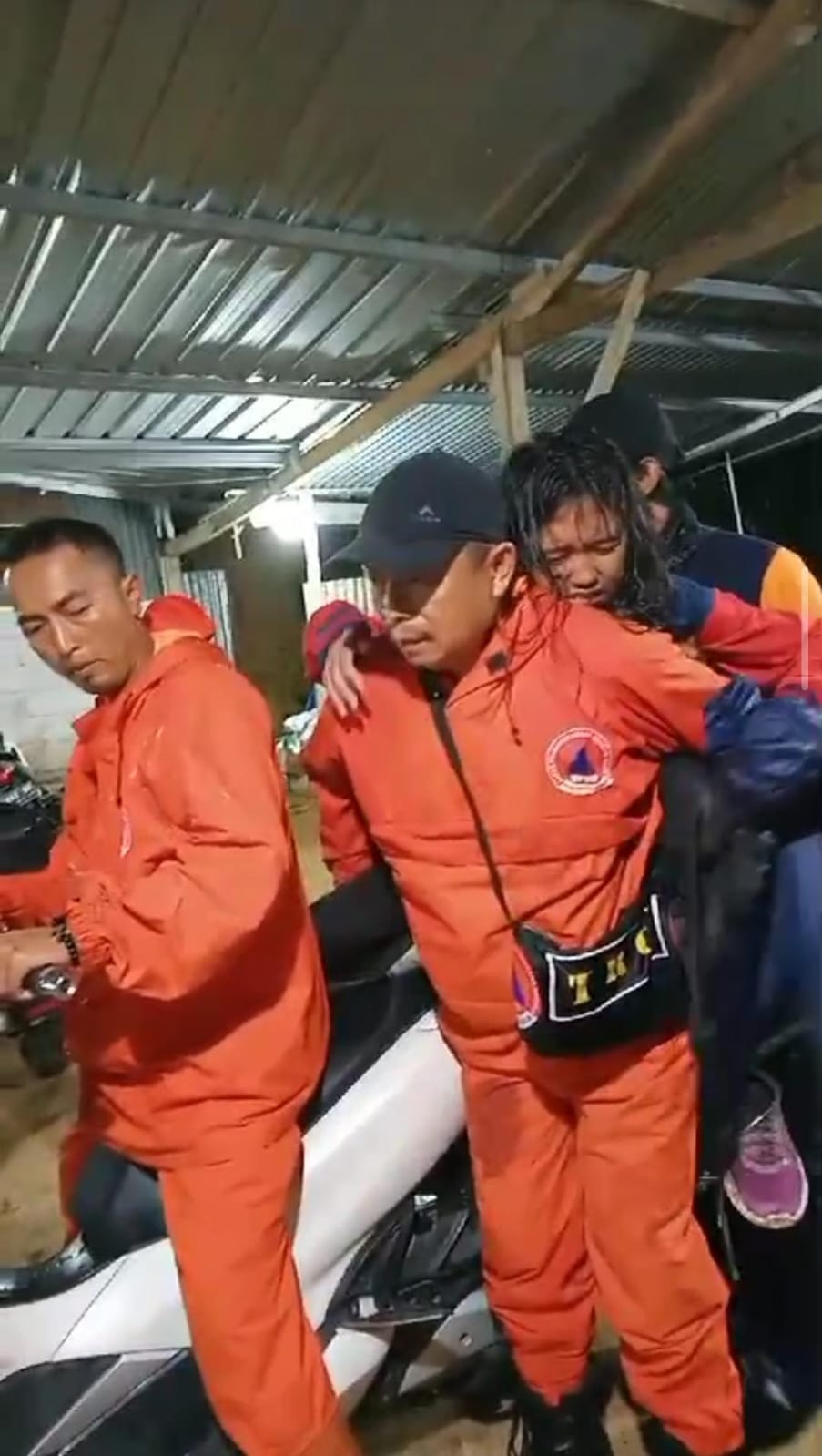 DISELAMATKAN: Pendaki yang mengalami hipotermia dievakuasi dari Puncak Argopiloso.  &nbsp;