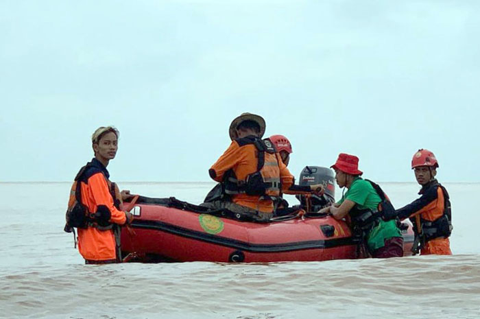 MASIH NIHIL: Tim SAR gabungan menyisir area sekitar Pantai Bayuran Desa Tubanan, Kembang, untuk mencari lansia yang hilang, Selasa (17/12).