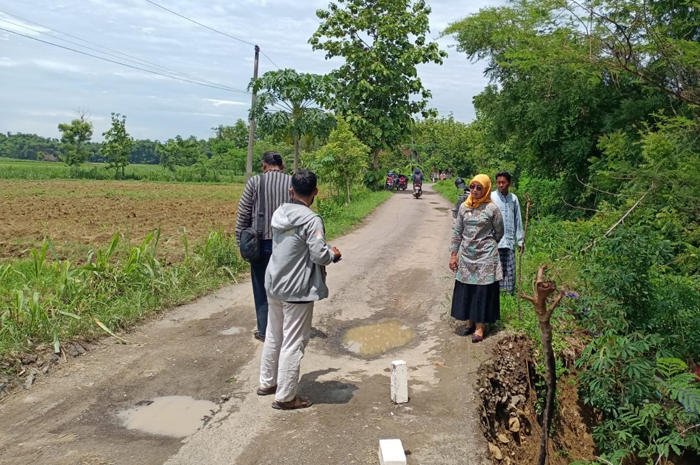 CEK LOKASI: Pemdes Tempaling mengecek longsor usai diguyur hujan, kemarin.