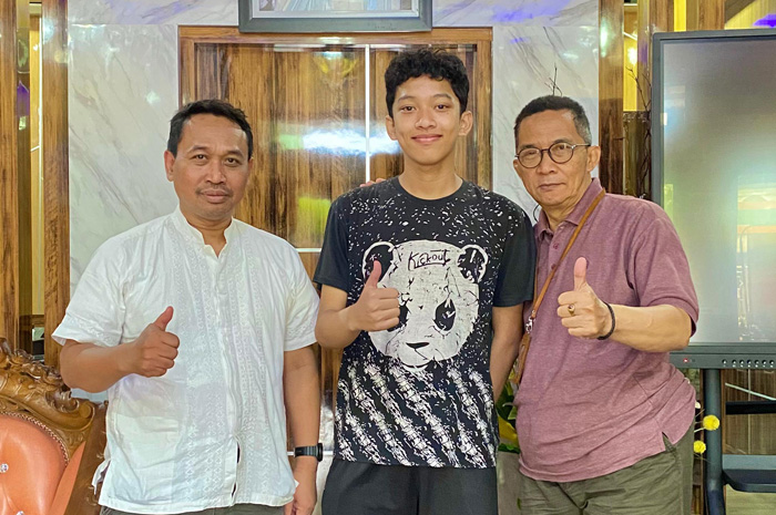 Kepala MAN 2 Kudus Ali Musyafak (kanan) dan Kasi Kurikulum Kanwil Kemenag Jateng Juair (foto kiri) foto bersama dengan siswa MAN 2 Kudus yang mengikuti&nbsp;Short Course in China.
