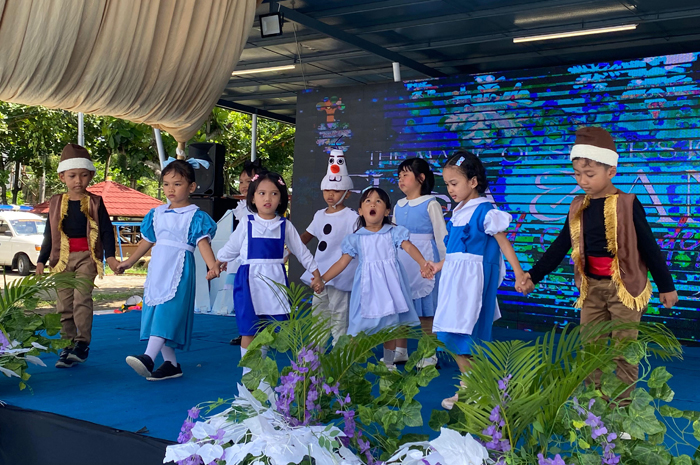 PERFORMA: Anak-anak KB/TK 123 Kids Blora saat penampilan end I semester 2024/2025.